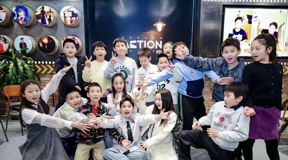 佟丽娅的儿子绝对是缩小版的陈思诚。 