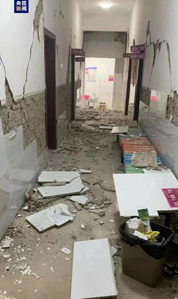 云南保山、四川宜宾接连发生地震，附近多地震感明显。
至于原因，当然还是横断山区位