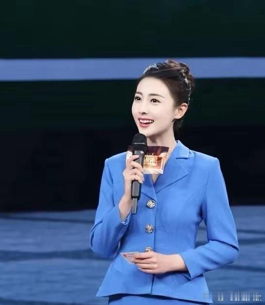张舒越作为一位美女主持人，总是以她独特的气质和出色的主持风格吸引着观众的目光。身