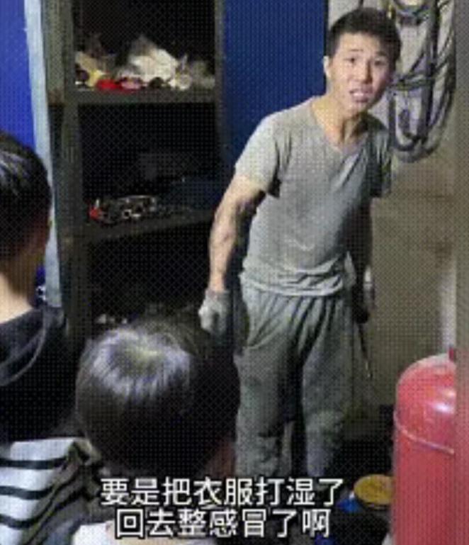 暴雨倾盆的深夜，一段普通夫妻的相处日常悄然走红，戳中无数网友内心。
 
夜里九点