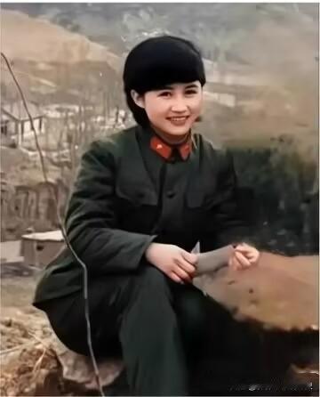 80年代，一名女文艺兵的珍贵留影，不得不说，还是这个时期的纯天然美女让人看着更舒