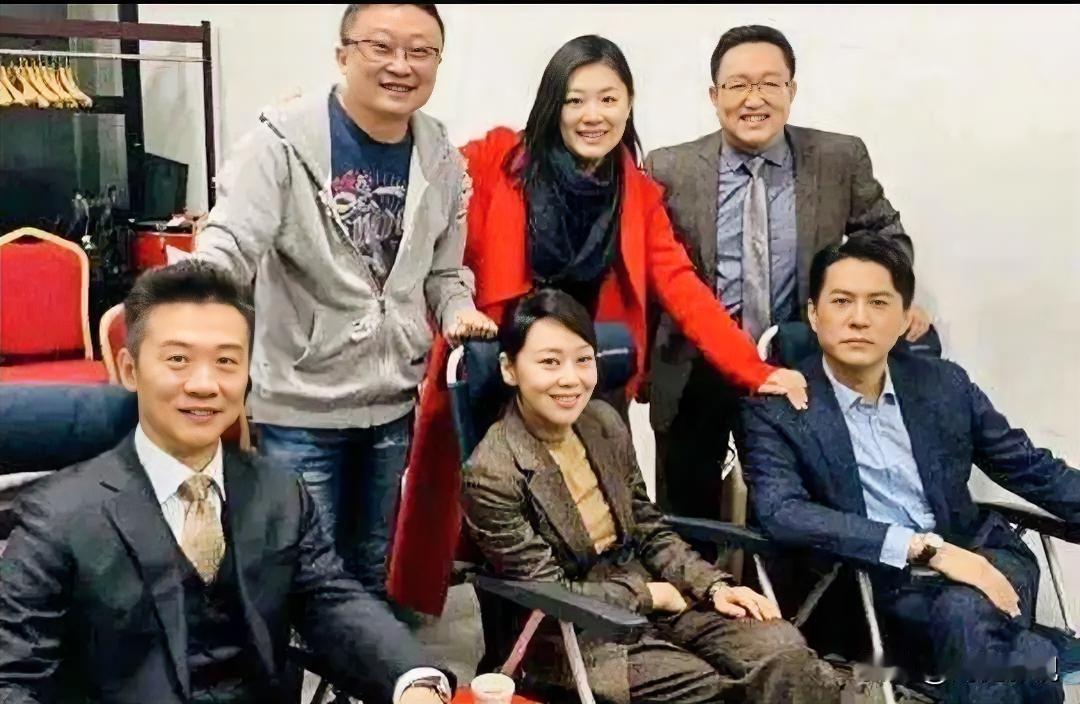 前排就认得出大帅哥靳东，后排右边的是西装革履笑意粲然的句号，而中间穿红色休闲外套