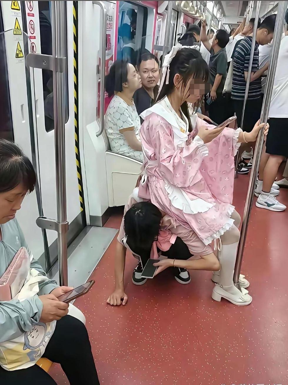 有人在地铁上看到这样一幕：

一姑娘刚上地铁没位置坐了，与姑娘同时上车的男孩即刻