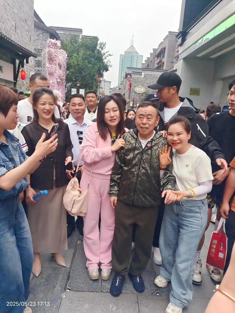 潘长江在受访时谈起和女儿潘阳搭档拍戏的经历。此次新短剧拍摄，潘阳担任制片人，全程