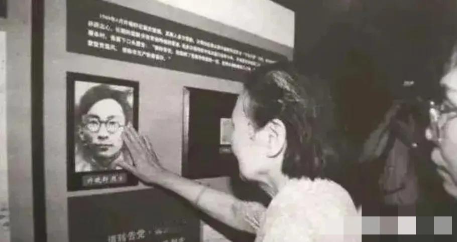 1999年，一位82岁的老奶奶来到重庆白公馆，她走到一张男子的照片下，突然，停下