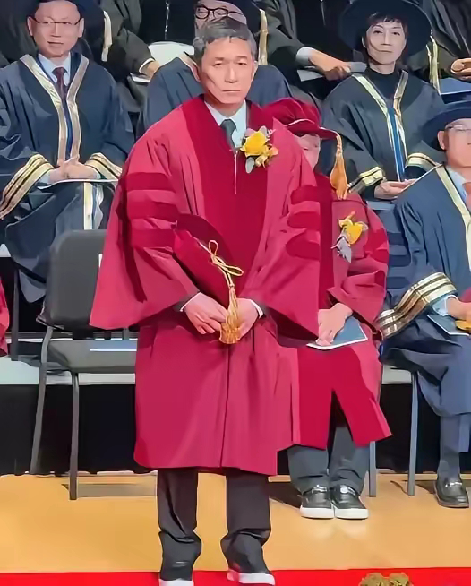 梁朝伟最近获得香港科技大学荣誉博士。这表情和之前威尼斯电影节获得金狮奖时的表情真