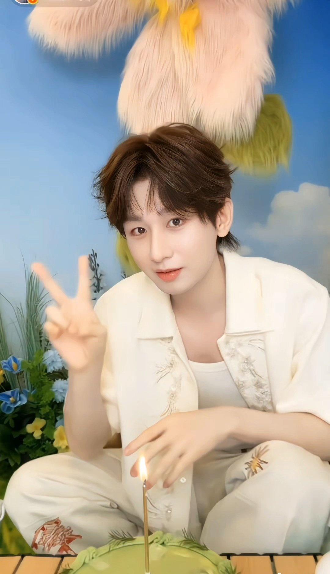 电视剧爱在风起云涌时[超话]  你是我遥不可及的光，也是我念念不忘的远方。成毅。