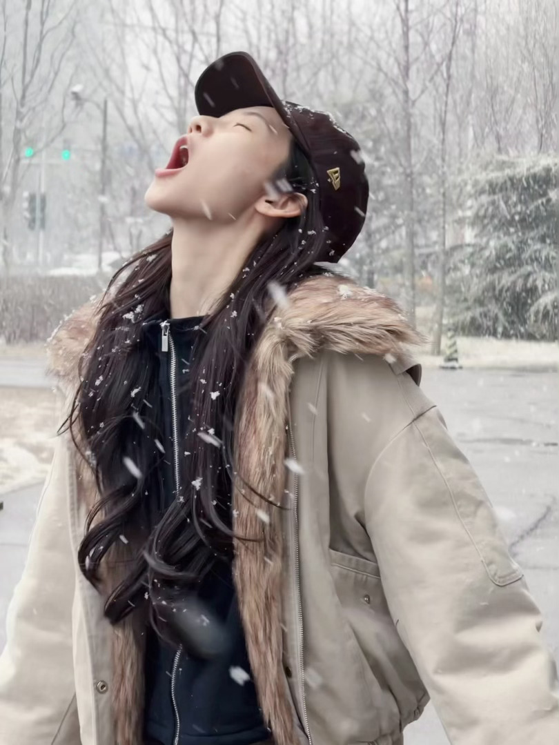 张艺凡神一阵鬼一阵张艺凡宁愿抽象不要尊严 别人营业是美美美，她营业是美三秒然后开