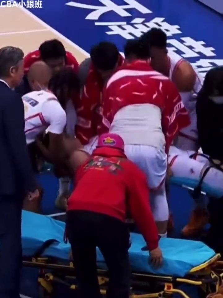 令人十分揪心，开局惨遭严重受伤，冯熙瑞内线惨遭被撞倒，疑似脚踝受伤被抬走。
CB