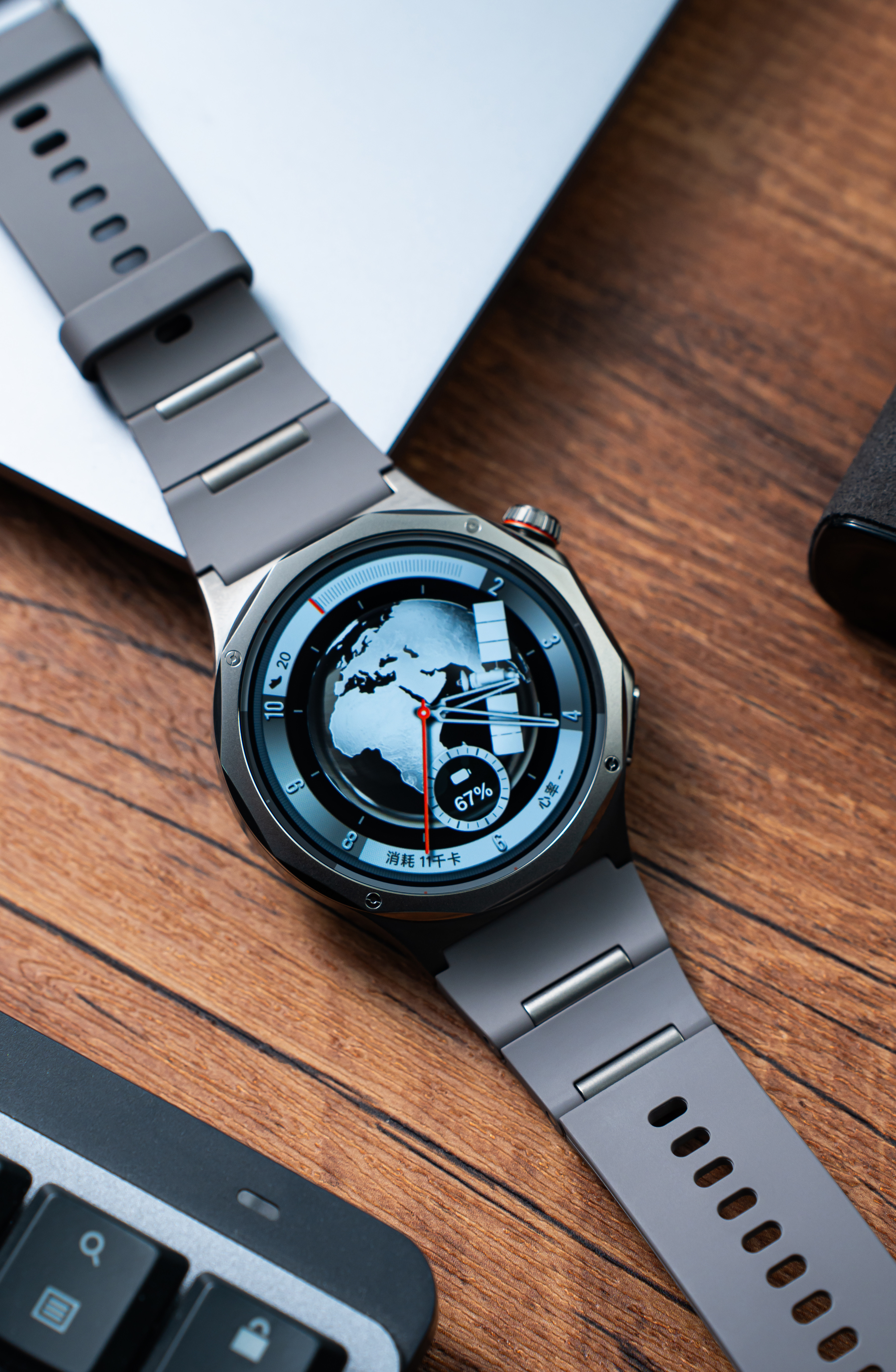 OPPO Watch X3 「钛色」，自带雾面润饰的原生质感，冷冽中藏着温润，光