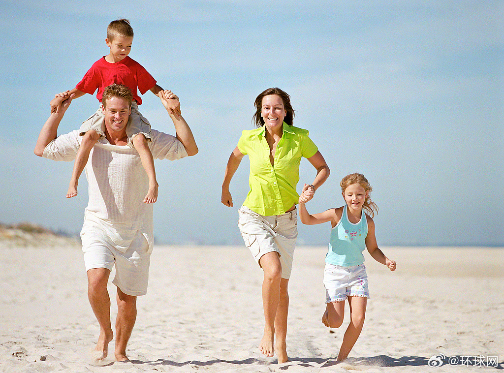 #外媒关注只围着孩子转或伤害婚姻#【英媒：“只围着孩子转”或伤害婚姻关系】英国《