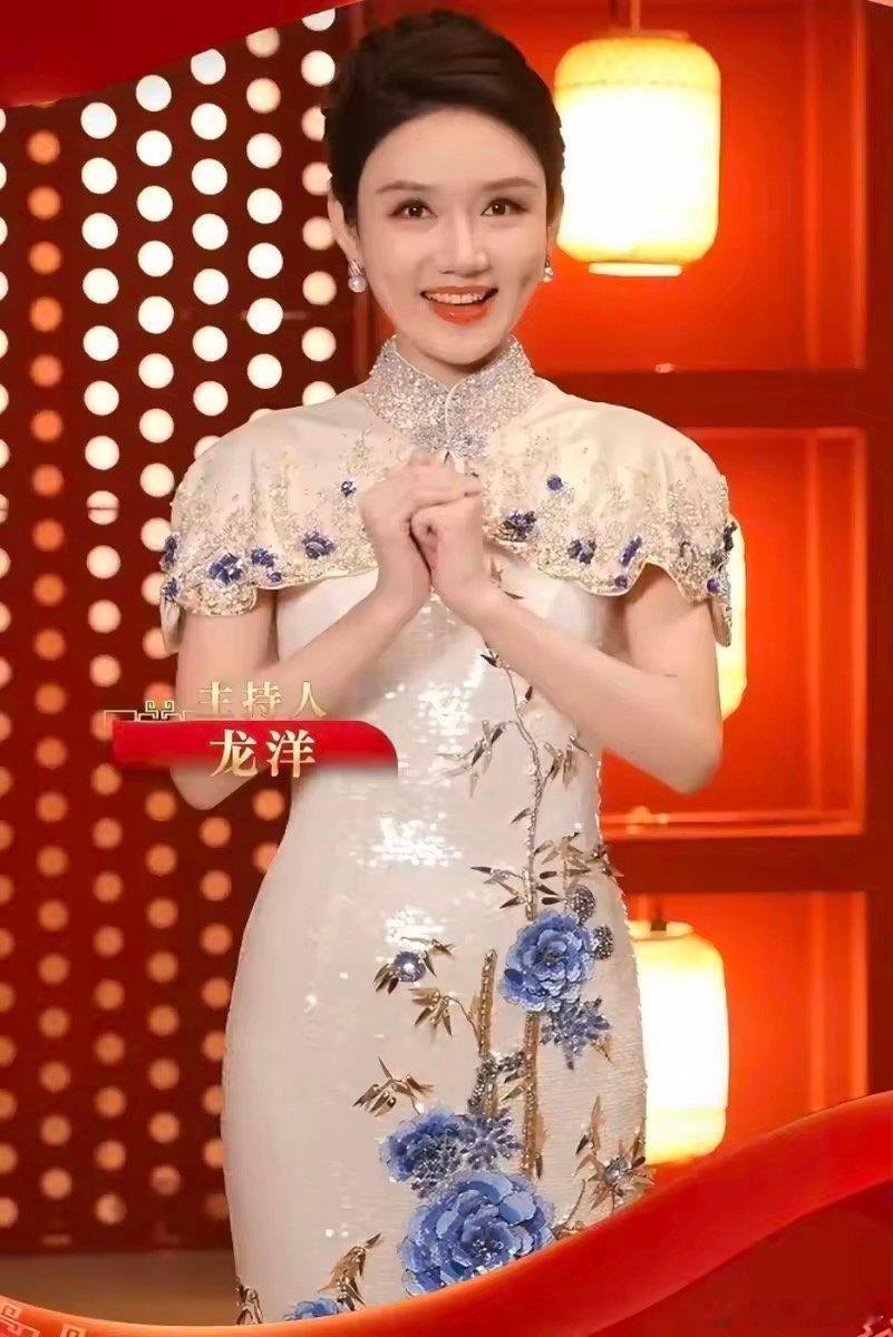 龙洋主持完春晚哭了 业务能力无可挑剔，即兴讲话逻辑清晰，感染力满分！ 