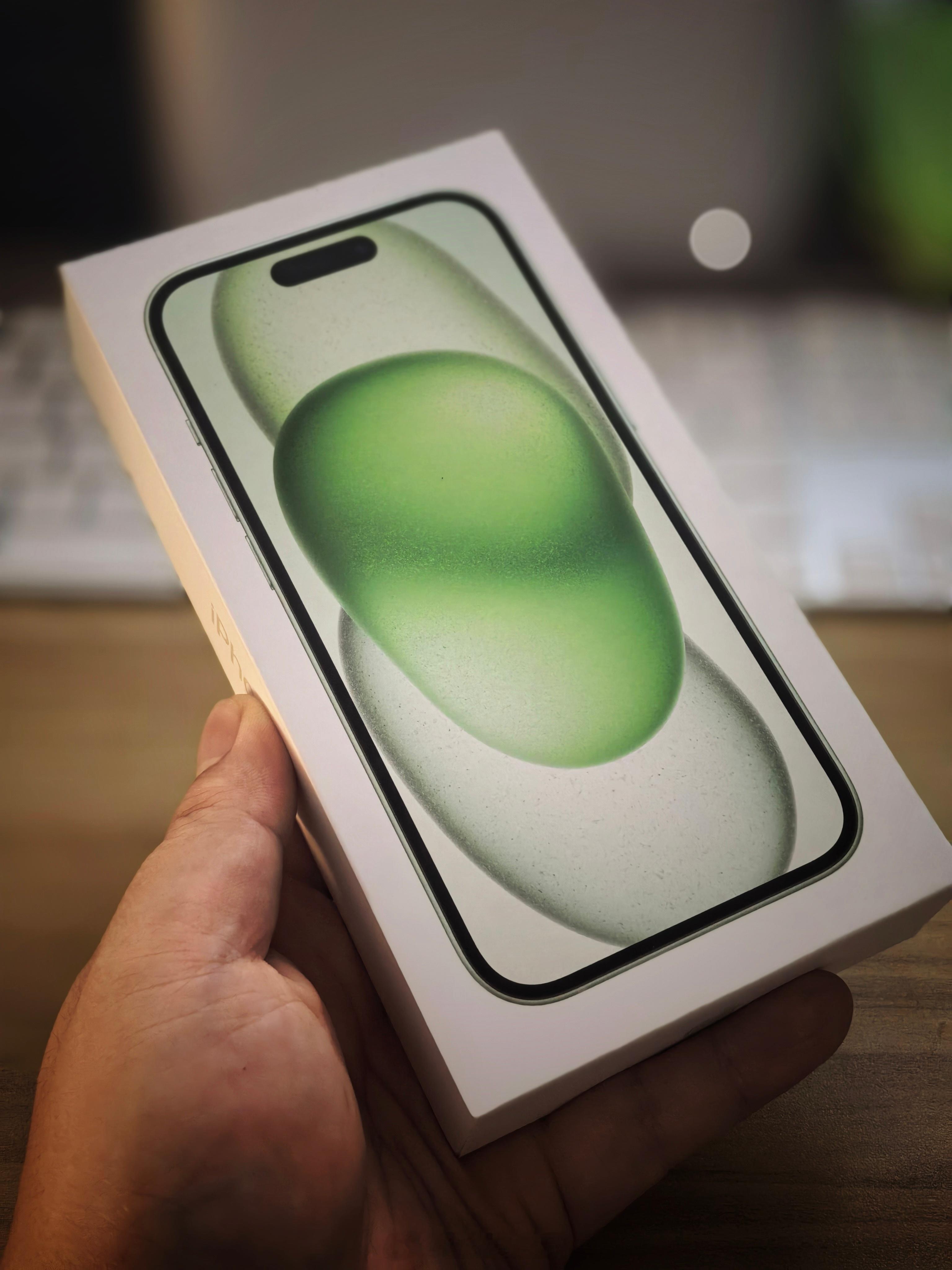 国补5000买了个256G的原谅绿iPhone 15，有一说一这铝合金机身质感真