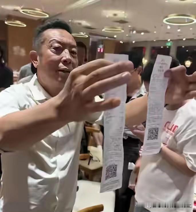 其实贾国龙的闭店和闫学晶的塌房又一个共同点是就是人们对傲慢的厌恶。成功人士，甭管