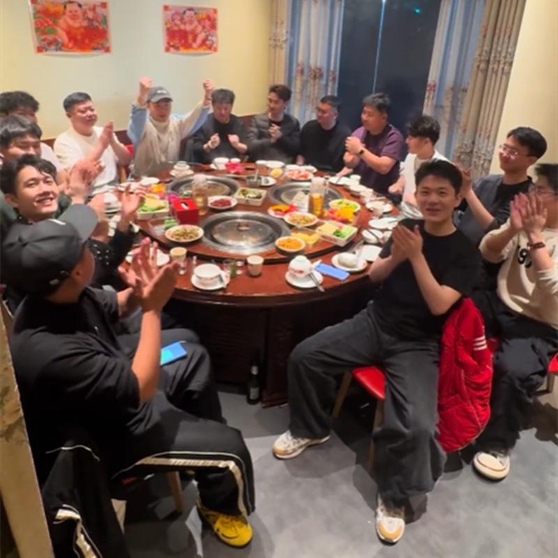 云社十队首次聚餐，队长张九南请客！德云社十队在上海德云社首演结束后首次聚餐。既然