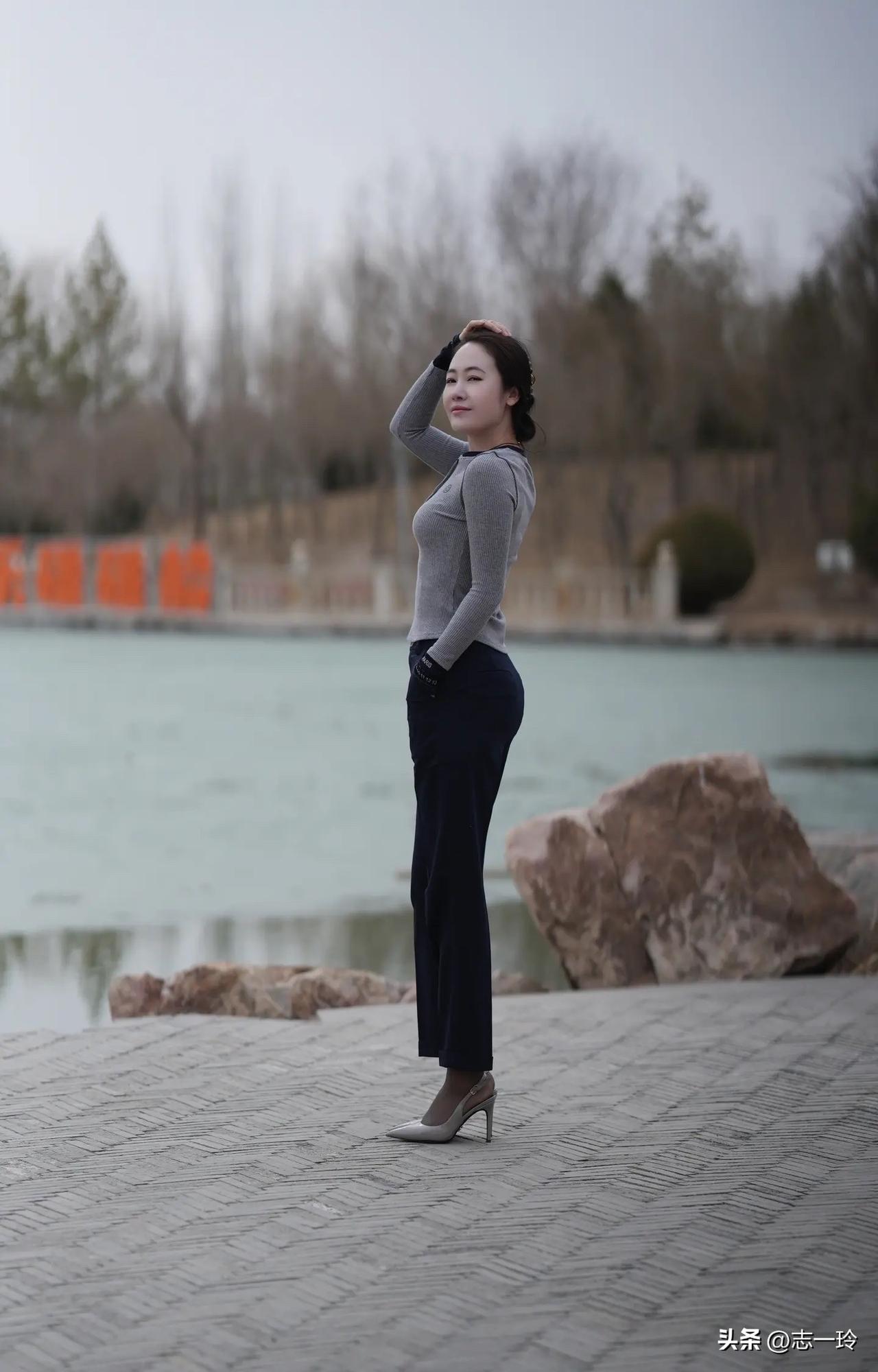 静坐湖边，沉思人生，岁月静好。