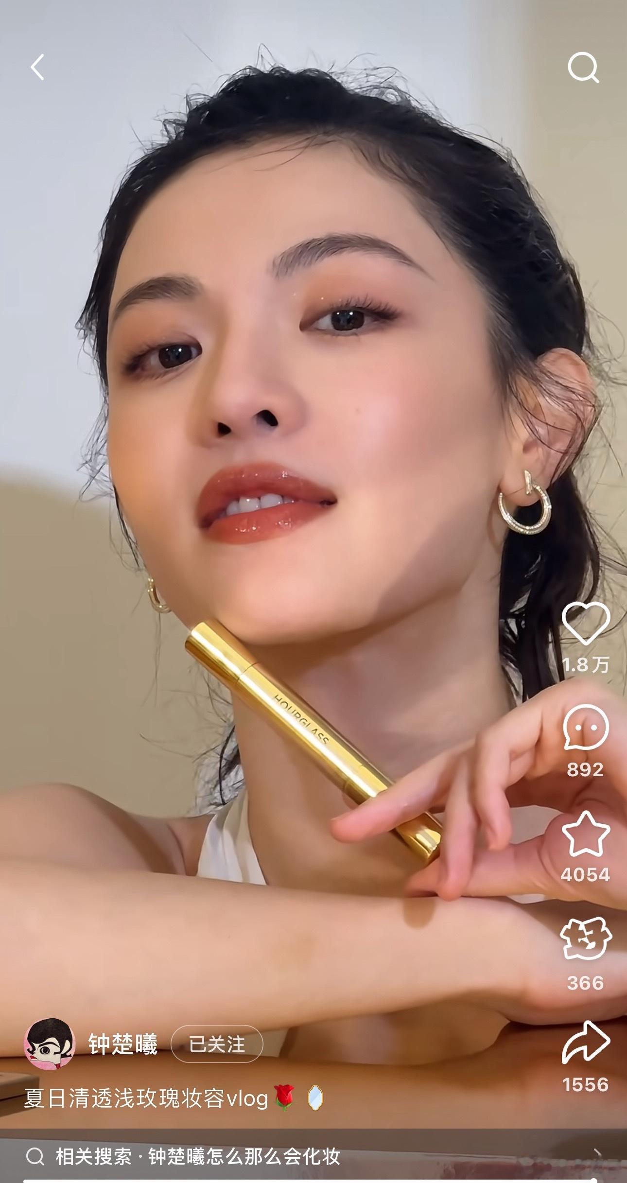 钟楚曦自己化妆一年能省下来一套房没谱的事不要张口就来了吧。钟姐之前直播说过喜欢所
