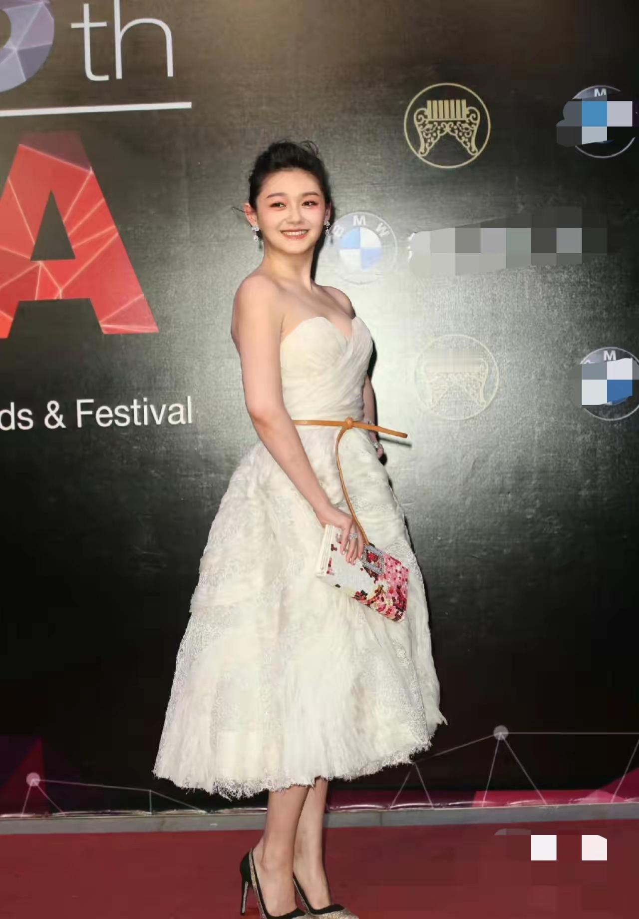 我想她结婚后也有10多年没拍戏靠前夫哥供养了吧，奢侈的日子过惯了，由奢入俭难，地