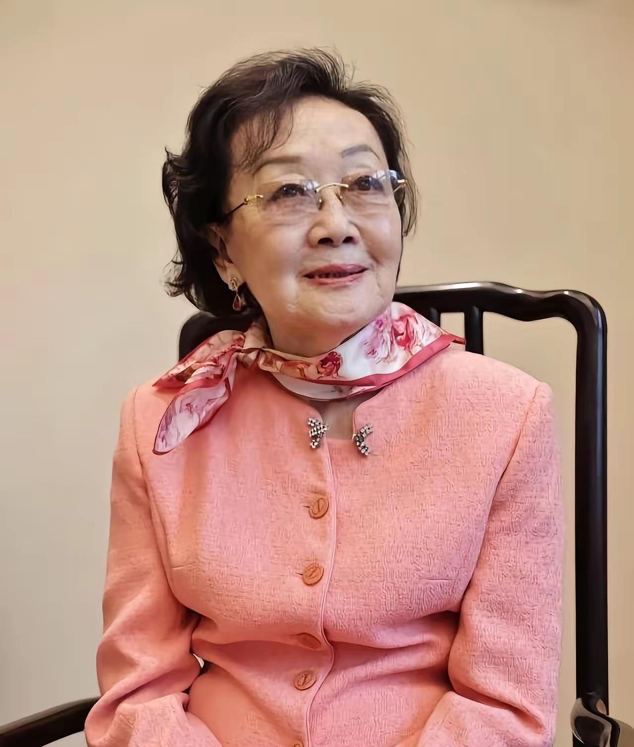 张素久，女，汉族，著名爱国将领张治中将军的女儿。1935年出生于南京，1952年