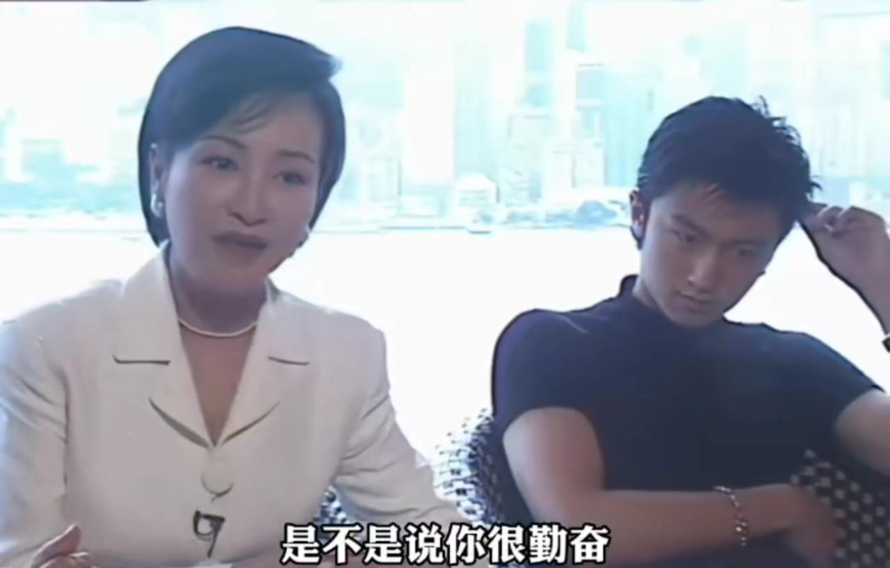 狄波拉曾经带着谢霆锋接受采访的时候说：“做这一行不是说你很勤奋、你歌唱得好就会红