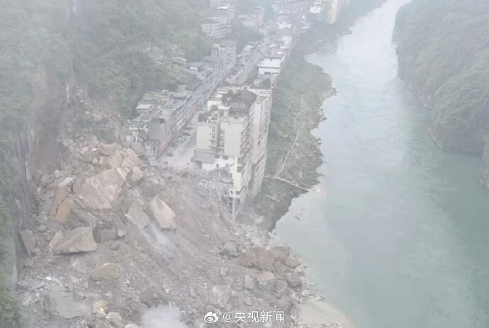 【#重庆彭水山体垮塌有人员被埋# 】据央视新闻消息，今晨，重庆彭水乌江三桥附近发