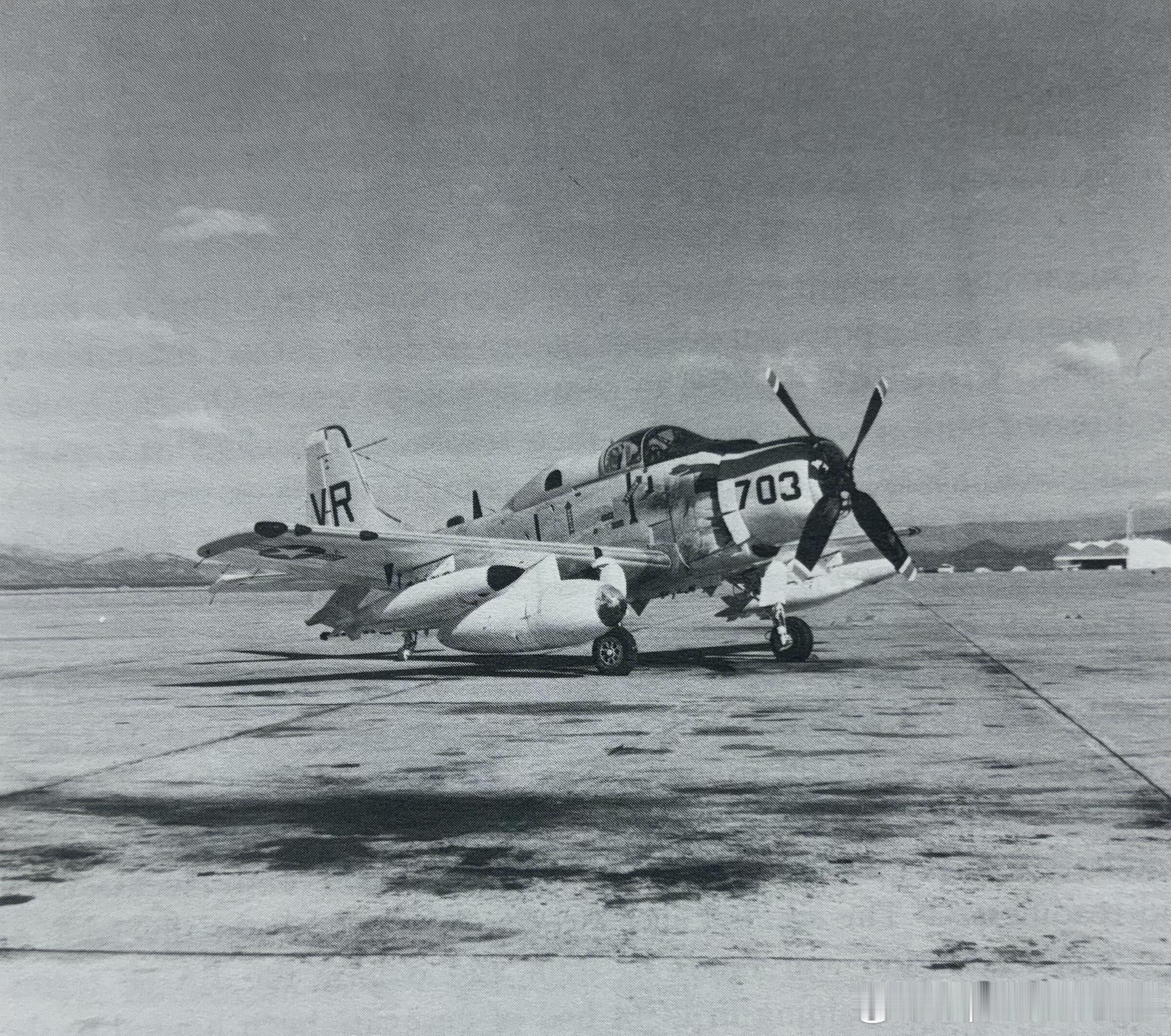 1963年初美国海军第13空中预警中队1架EA-1F在菲律宾Kubi Point