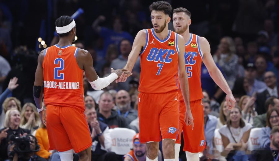 NBA杯半决赛，雷霆以109-111不敌马刺。船记Justin Russo发文表