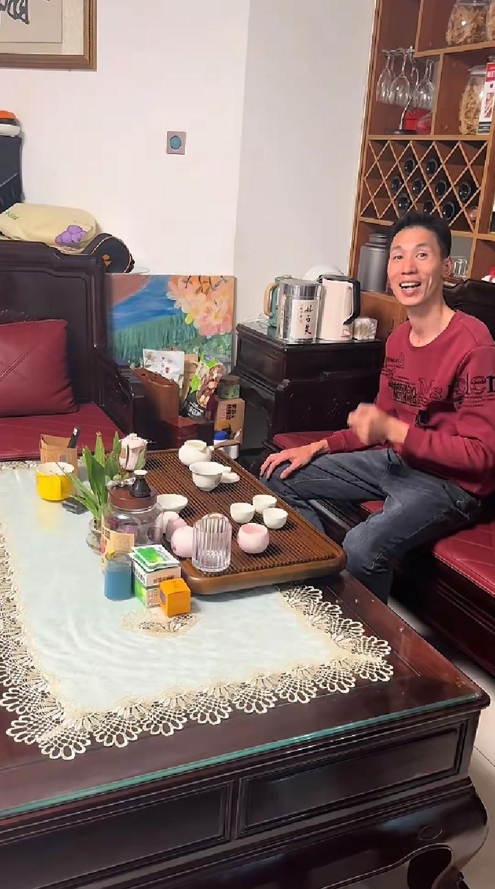 李鑫终于平安抵达深圳的家，看着他笑容满面，悠闲的喝茶、和养家姐姐有说有笑，整个人