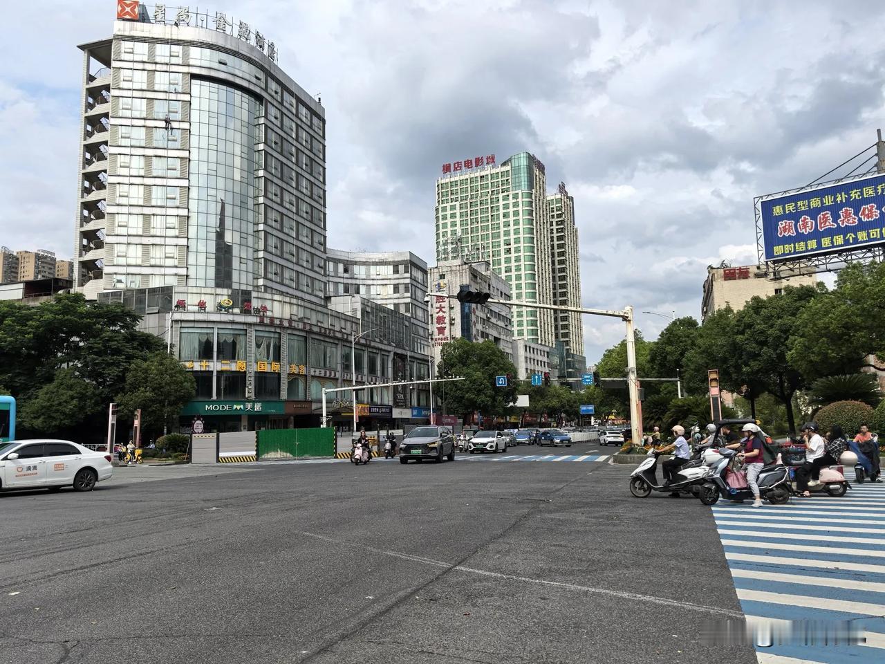 近期，怀化城区太平桥至佳惠华盛堂段，太平桥铁路涵洞段管网改造，造成交通拥挤，通行