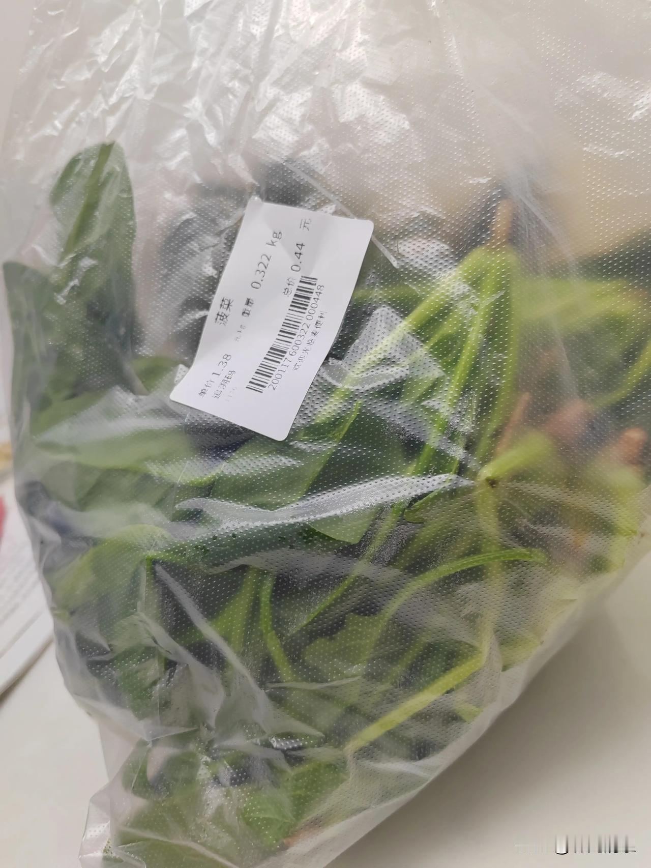 菠菜价格可是大跳水了，今年夏天菠菜到了10元一斤，今天的菠菜0.69元一斤，买了