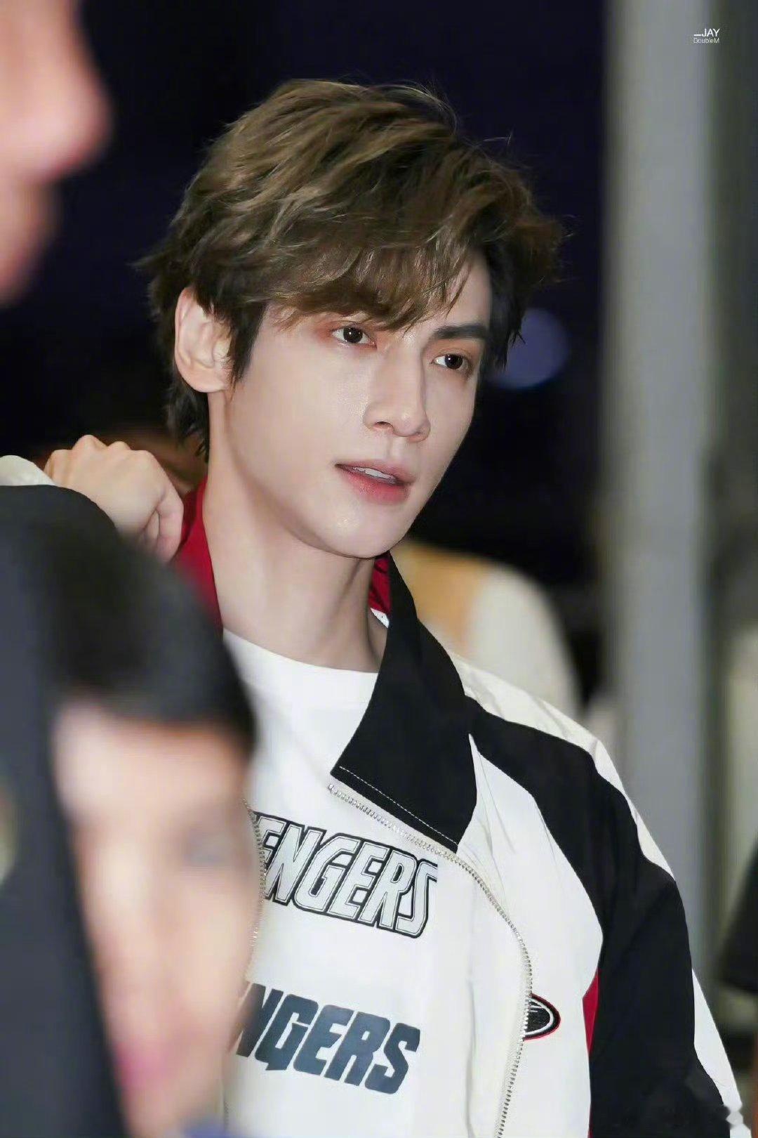 罗云熙回国机场造型男高还是男大[哆啦A梦吃惊] ​​​