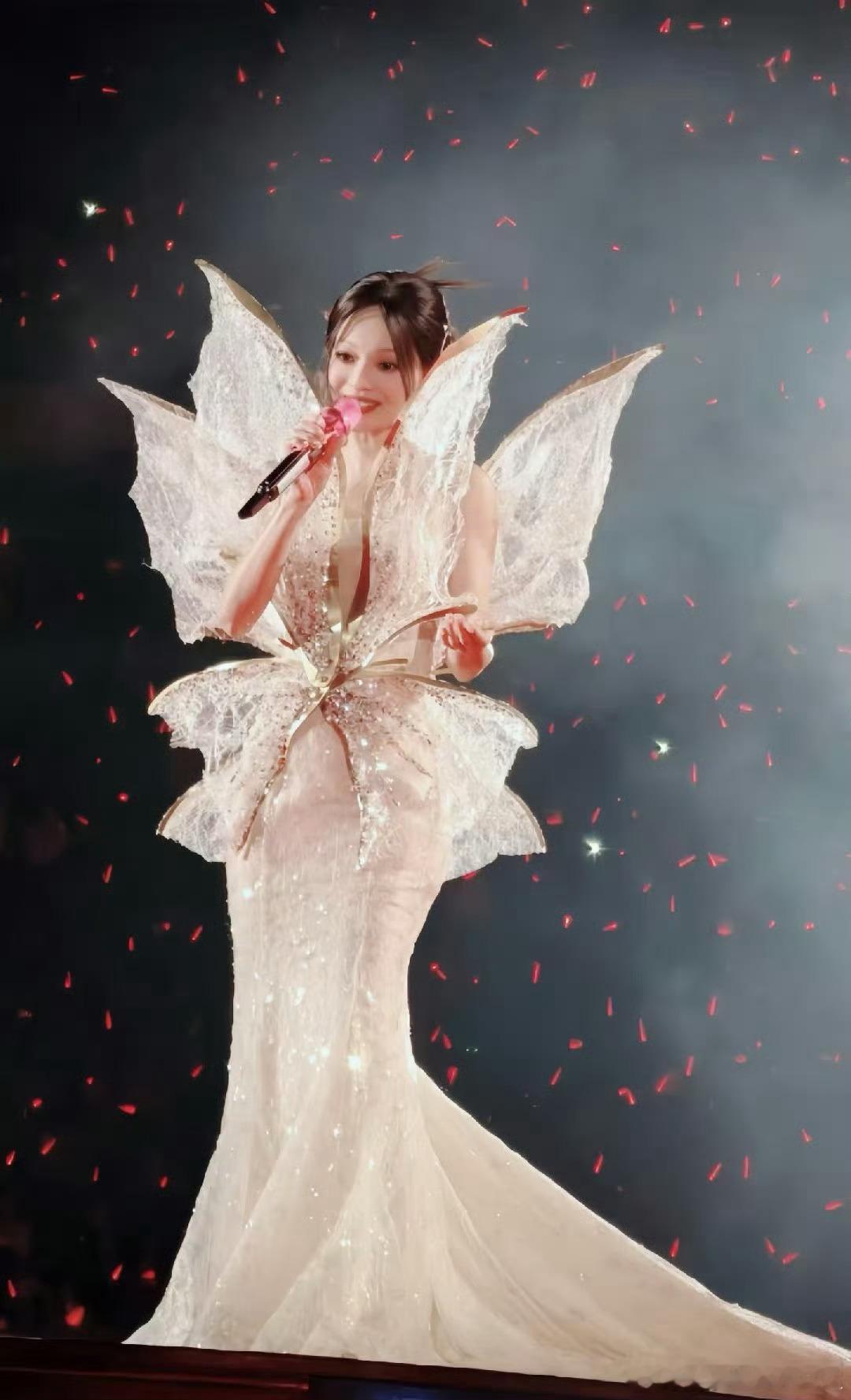 张韶涵这造型是真美[哇] 
