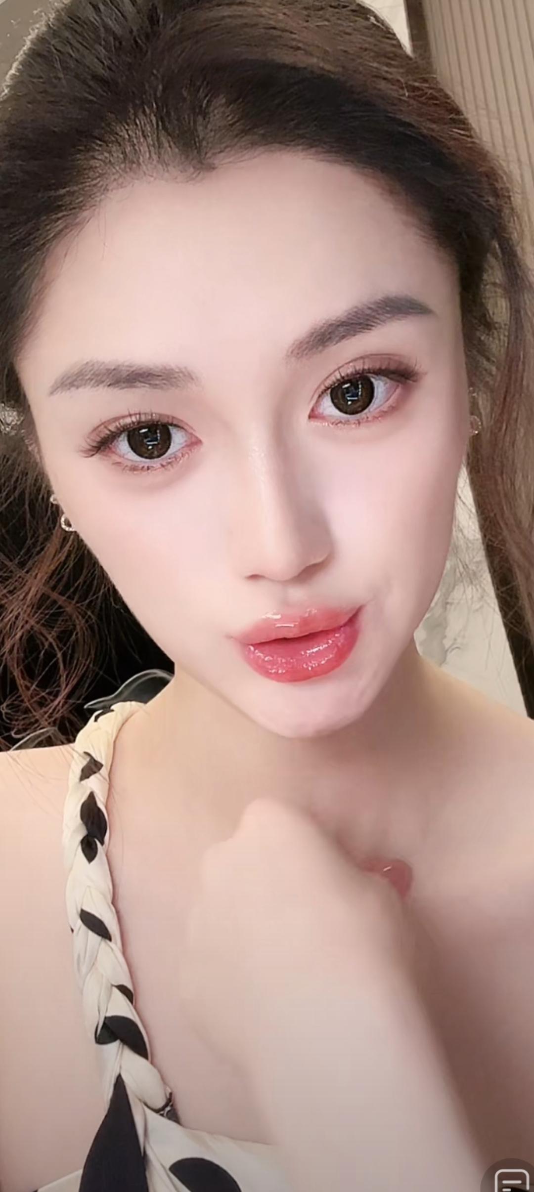 这姑娘妆容好精致，好好看！
