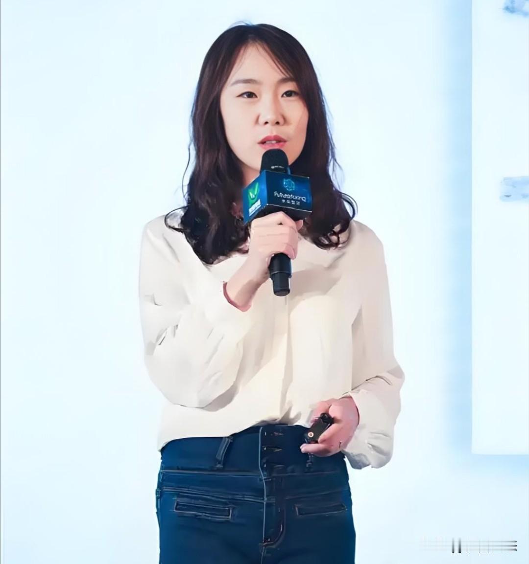 知名作家郝景芳近期在接受龙岗融媒专访时透露，在其新作《银河学院》中，AⅠ写作的比