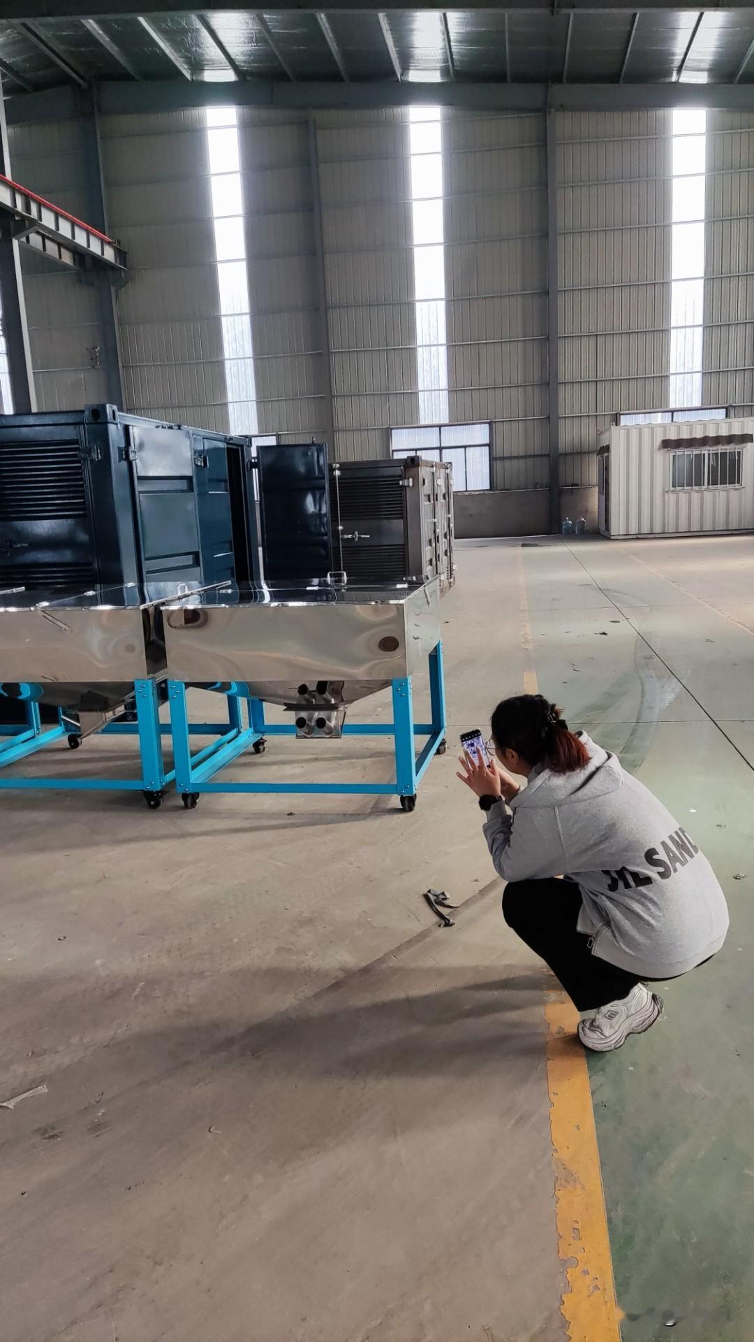 己是老太太，就是老太太，还像老太太，不折不扣的老太太，年轻人心中的老妪。儿童心目