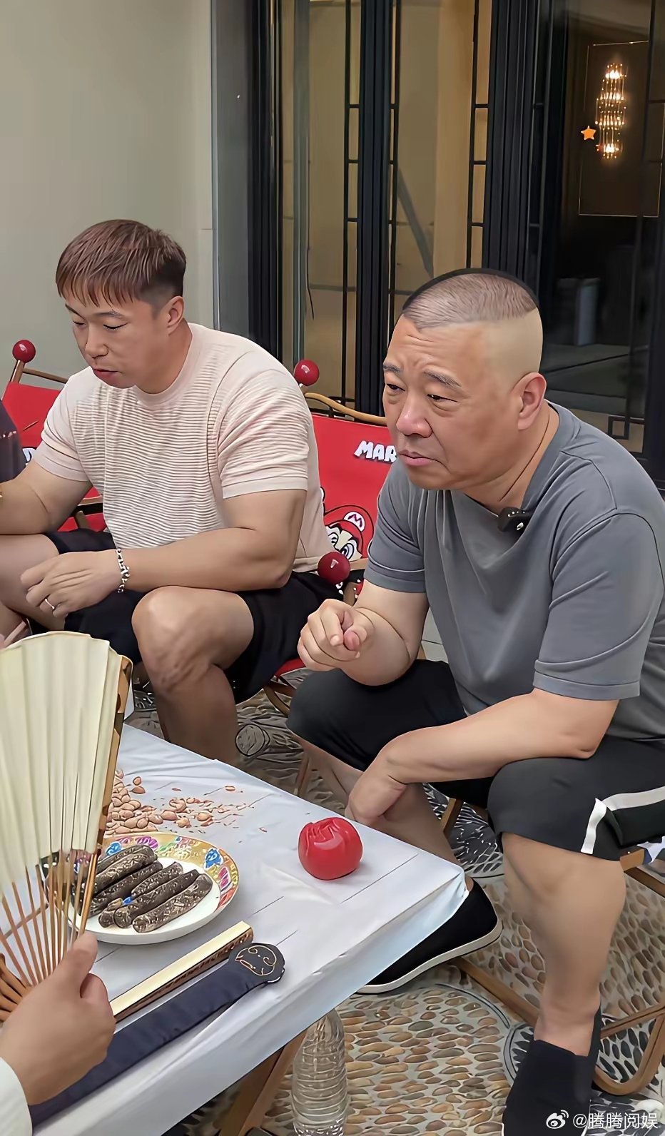 据说郭德纲是不和别人吃饭的，这话应该是真的，因为是他的搭档于谦说的。而且老郭特别