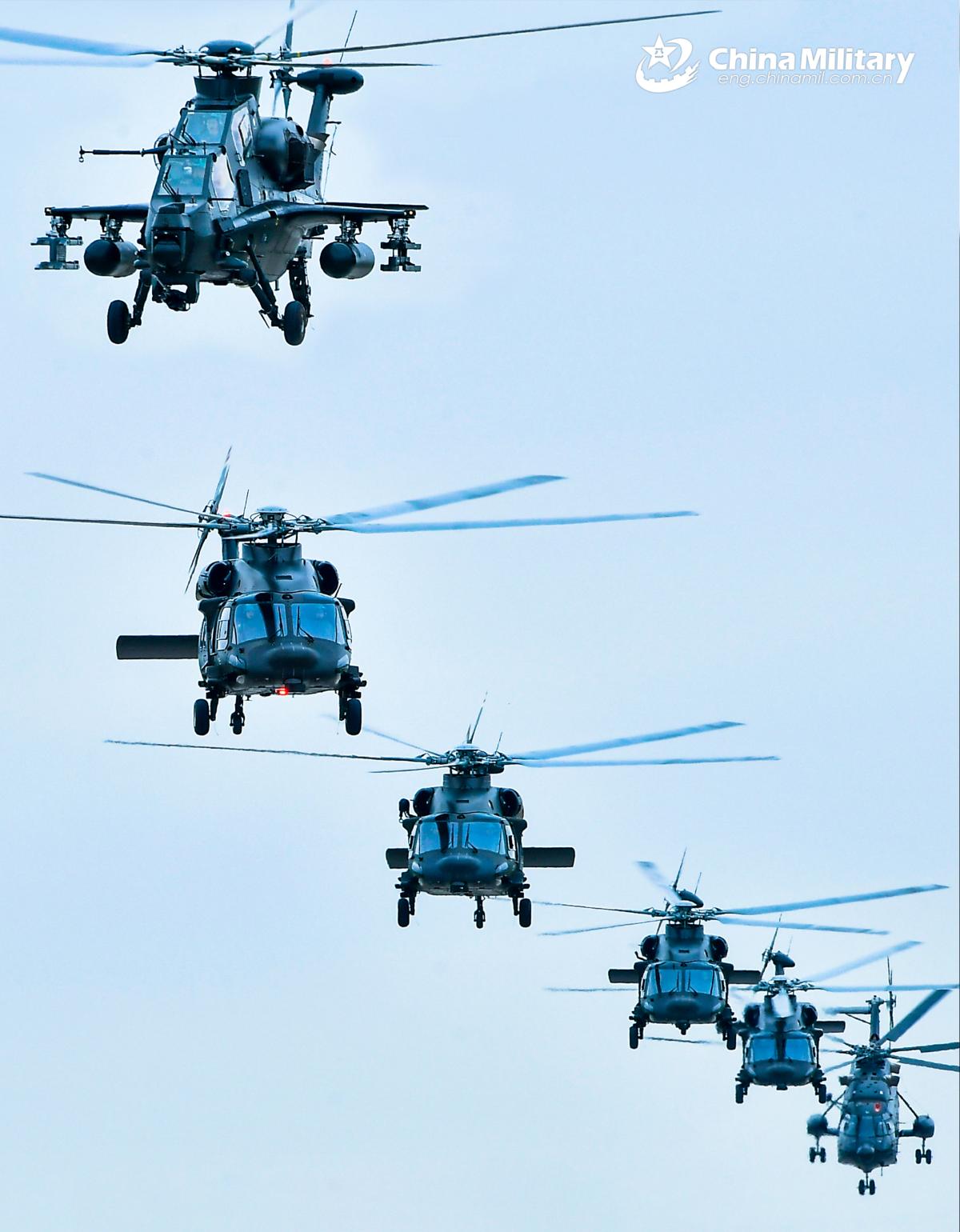 铁翼飞旋，组团出击，直-8、直-20和武直-10组成混合编队。在直升机的研制和装