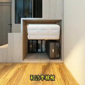 小卧室的高光时刻。
卧室长3.1米，宽2.6米。放下床和衣柜，空间很拥挤，闺女在