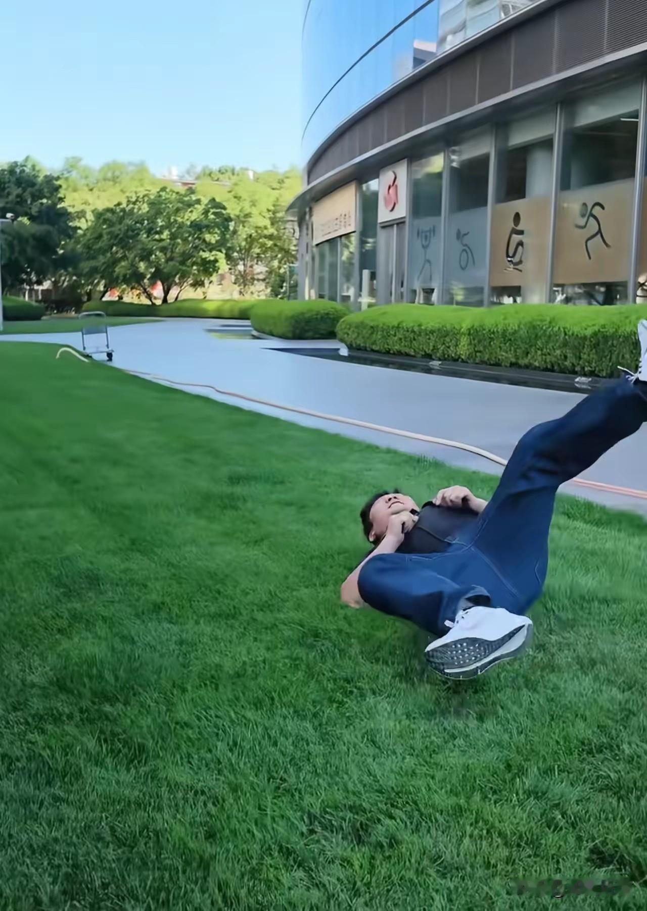 有人说张雪在阿里
撒泼打滚不成体统。
我只想说：你们是不是忘了，这个人是真的敢在