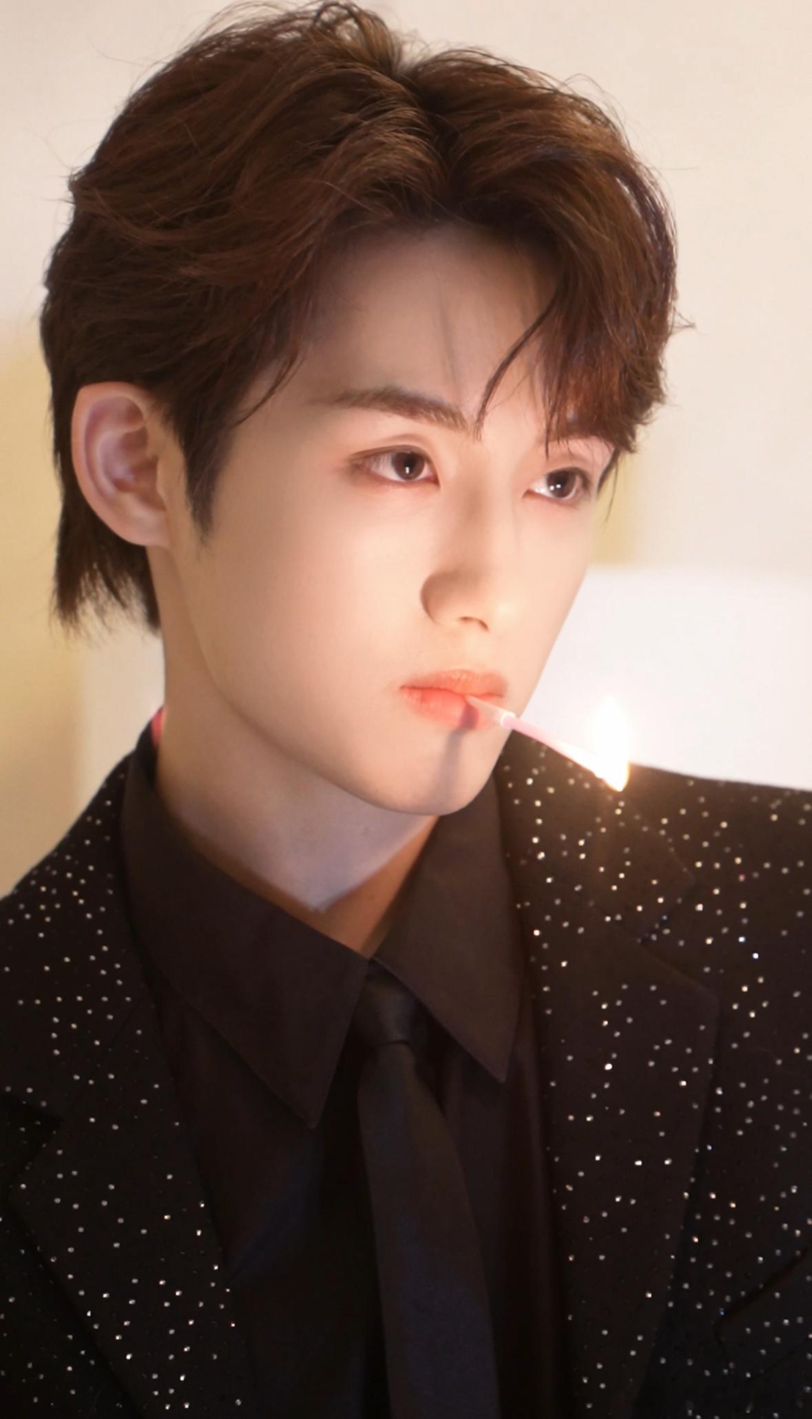 董思成氛围感钓系 哇塞！刷到董思成这个镜头，我瞬间就被“钓”得死死的。黑西装与碎