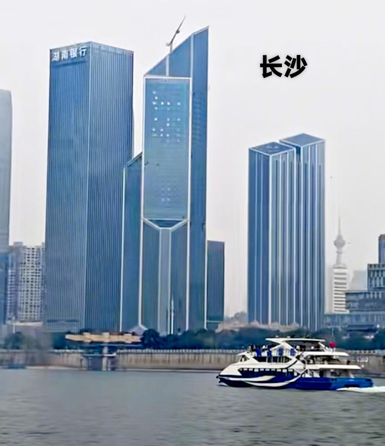 长沙的湘江边，南湖新城的这栋带尖形的楼盘，想不到经过了一些时间后，都装修完了还挺