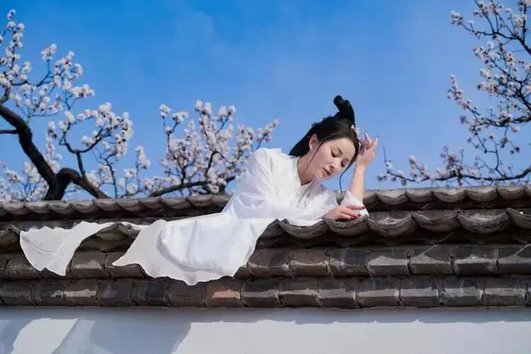 伊人独自守空房，
秋深感觉夜很长。
盼望郎君早点回，
不是红杏也出墙。