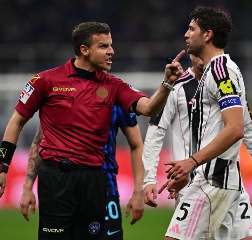 难绷！说今天意大利上班后格拉维纳会约谈罗基、意大利裁判协会（AIA）的负责人和意