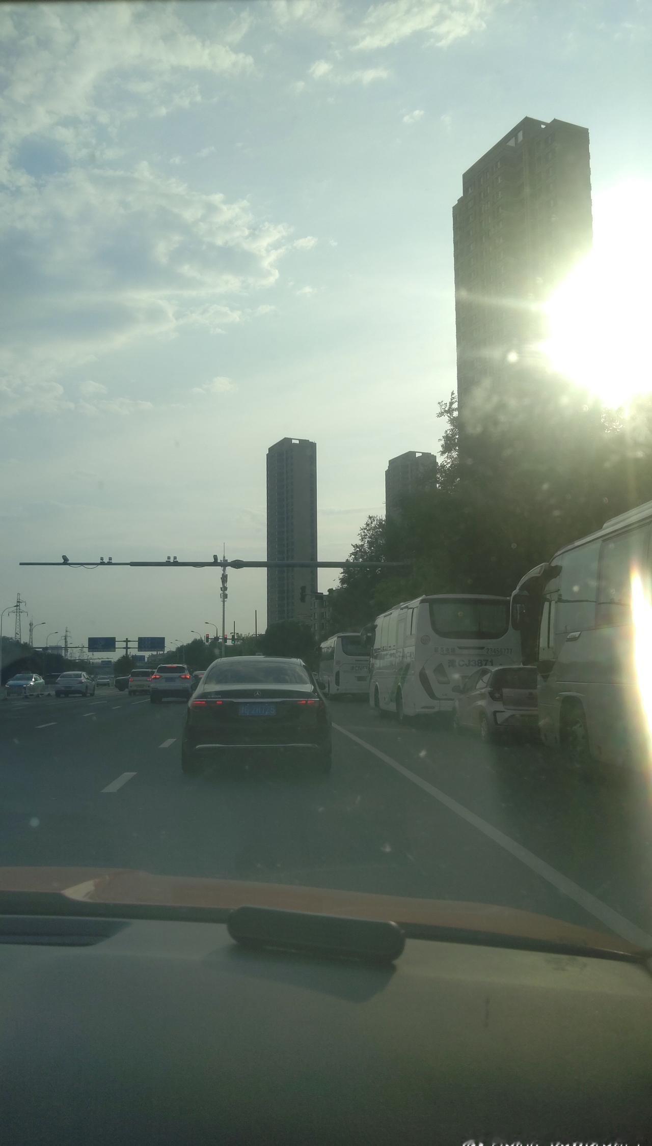真的很讨厌下班时赶上下雨，很是狼狈啊～要是早上那就更讨厌啦！

还好前几天我们这