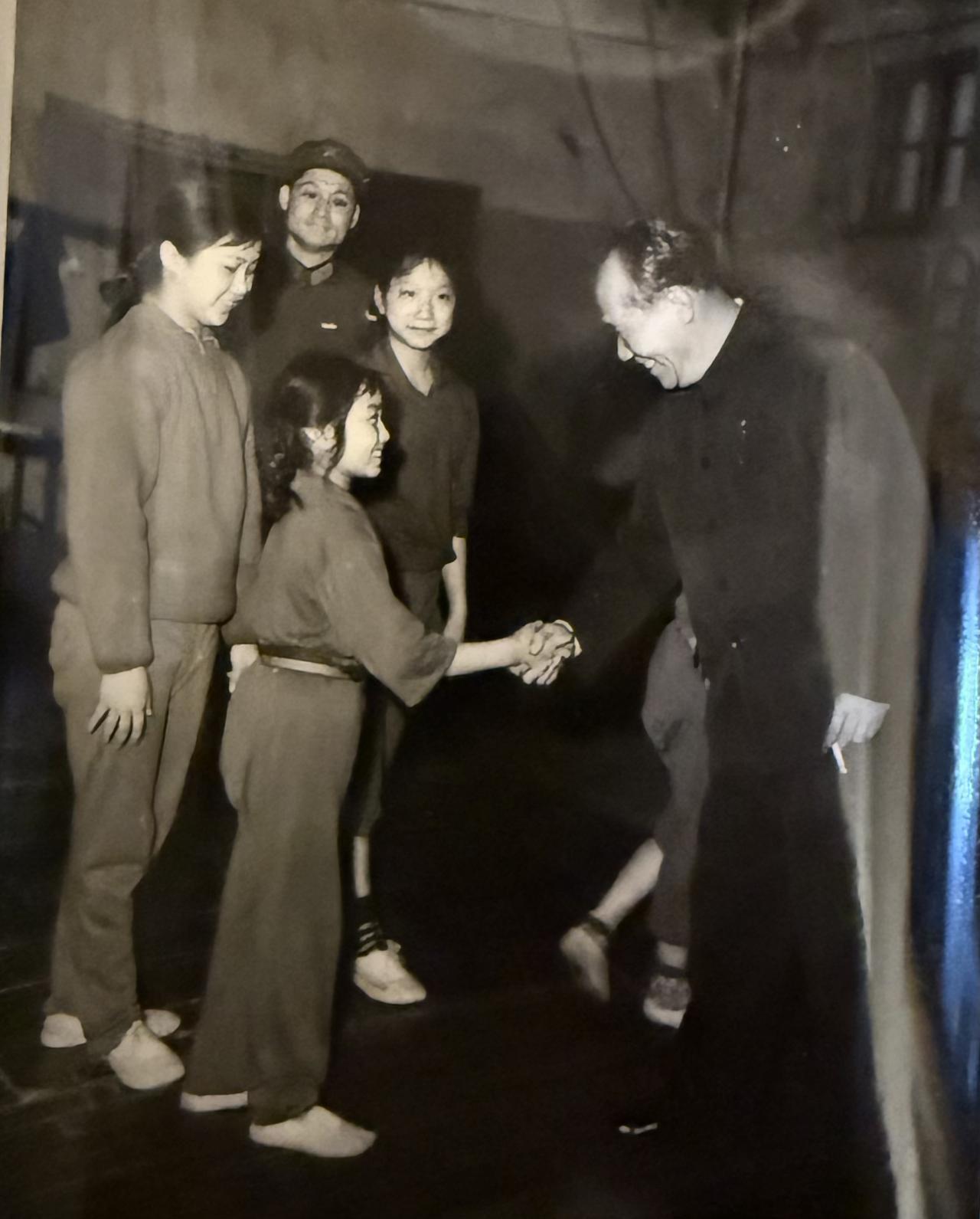 您看出来和小演员握手的这位老人是谁吗？

八十年代初的沈阳练功房里，暖意融融。一