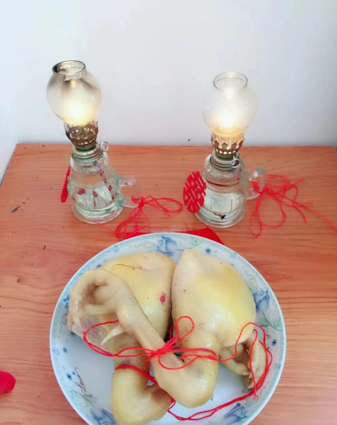 粤西人的婚姻习俗里，结婚之际，父母会备好连枝灯、比翼腿，寓意着夫妻日夜相守，他们