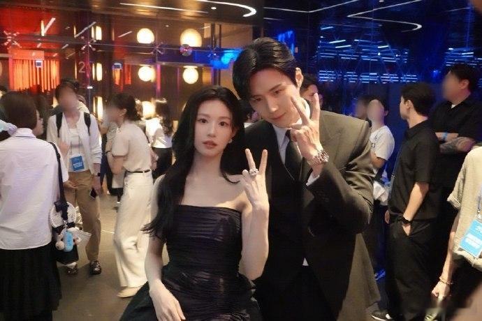 金宣虎高允真ins合照高允真背肌高允真背肌！此女健身成果🈶️！练得太好了，这个
