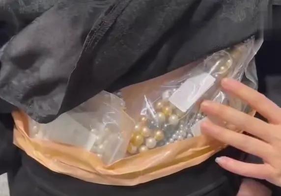 腰缠万贯？这是腰缠万珠！杭州萧山机场腰间用胶带缠绕的珍珠及珍珠饰品3袋，毛重2.