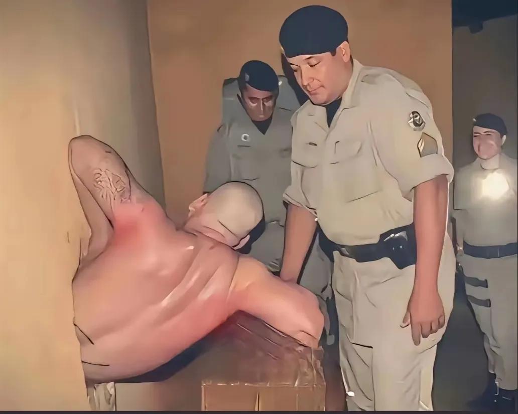 这是一幅真实的画面。巴西有一名囚犯，在监狱里挖了整整八年地洞。当他钻出地洞的刹那