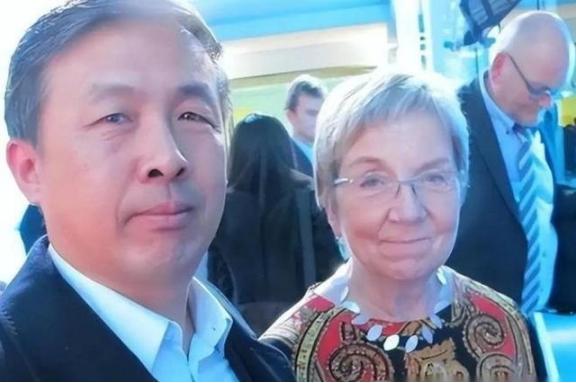 “晚一秒就万劫不复！中国该立刻向美国低头，交出发展权才能保命！”很多人现在再回头